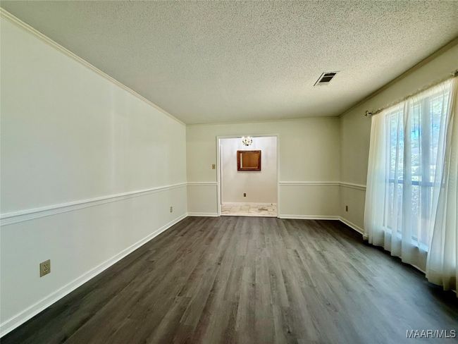 Living room, looking into foyer | Image 19