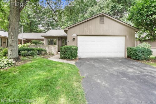 41-1086 Oak Pointe Dr, Waterford, MI, 48327-1629 | Card Image