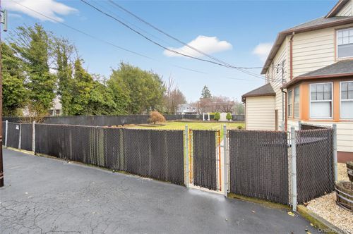 40A E 24th St, Huntingtn Sta, NY, 11746-3715 | Card Image