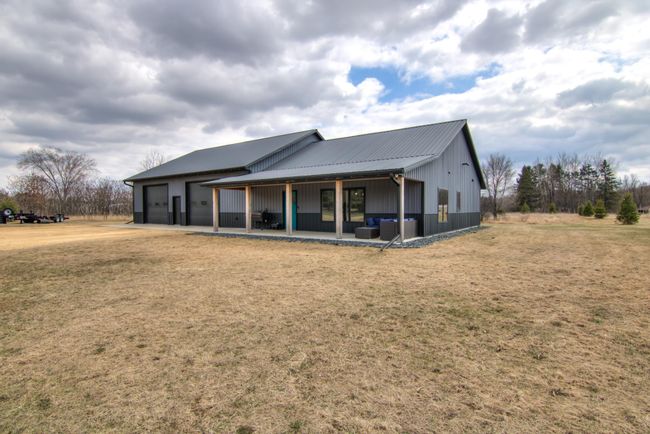 Nice covered front porch | Image 42