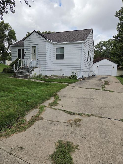 416 10th St Se, Waseca, MN, 56093-3826 | Card Image