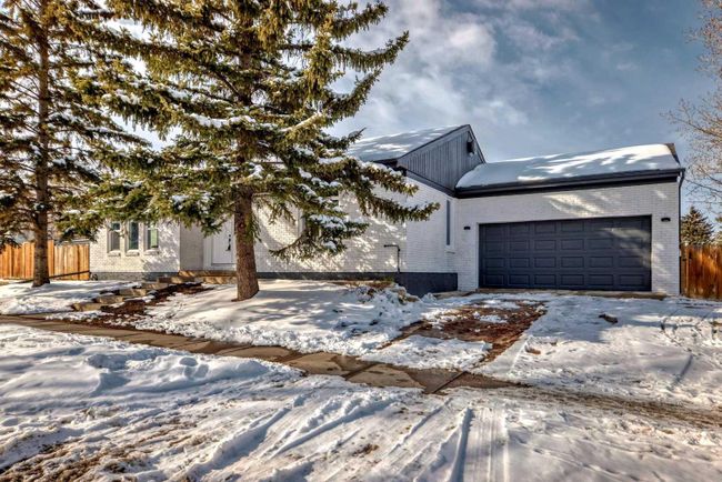 11377 Braeside Drive Sw, Home with 5 bedrooms, 3 bathrooms and 4 parking in Calgary AB | Image 4