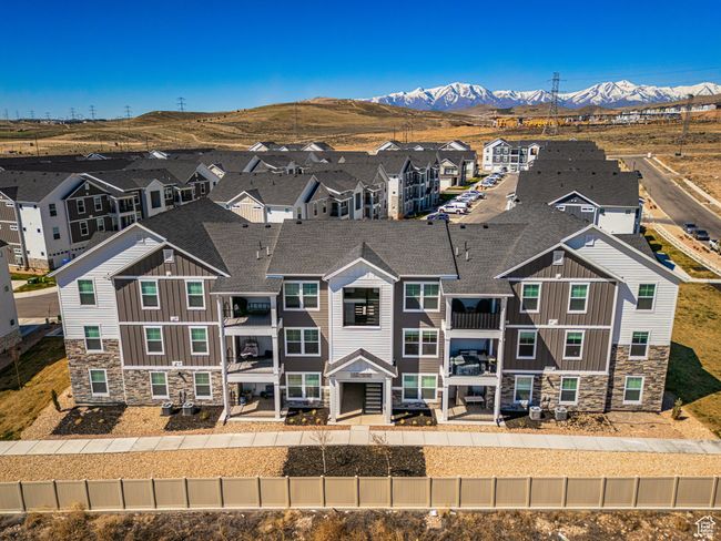 Birds eye view of property featuring a residential view and a mountain view | Image 22