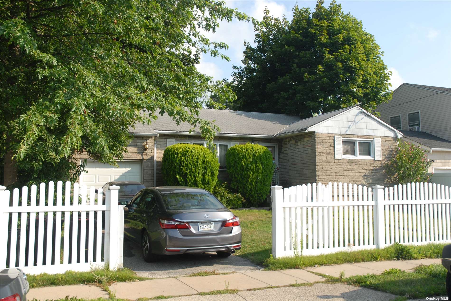 Warwick St, Uniondale, NY 11553