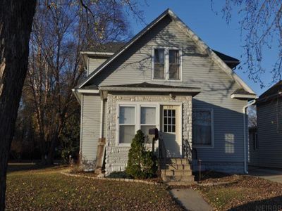 107 Sw 6th Street, House other with 3 bedrooms, 2 bathrooms and null parking in Oelwein IA | Image 1