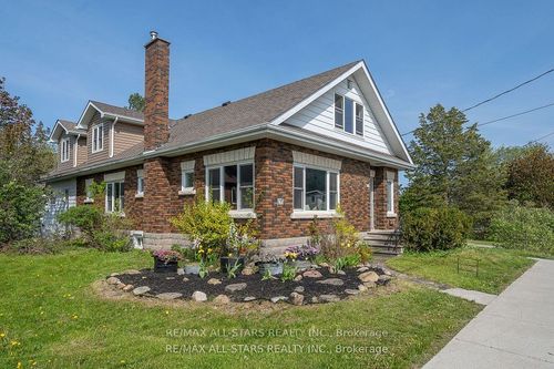 61 Francis St E, Fenelon Falls, ON, K0M1N0 | Card Image