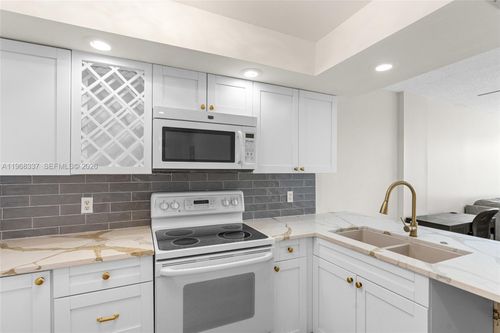 apt-3h-112 Royal Park Dr, Oakland Park, FL, 33309-6531 | Card Image