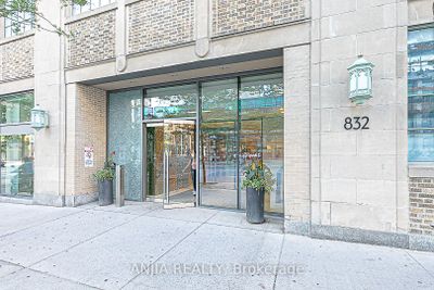 4202 - 832 Bay St, Condo with 2 bedrooms, 2 bathrooms and 1 parking in Toronto ON | Image 3