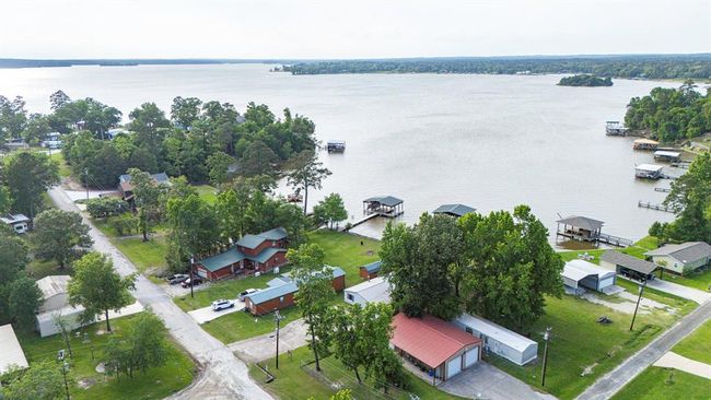 737 Lake Shore Dr, House other with 3 bedrooms, 2 bathrooms and 2 parking in Trinity TX | Image 6