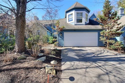 2 Haskell Dr, Bratenahl, OH, 44108-1166 | Card Image