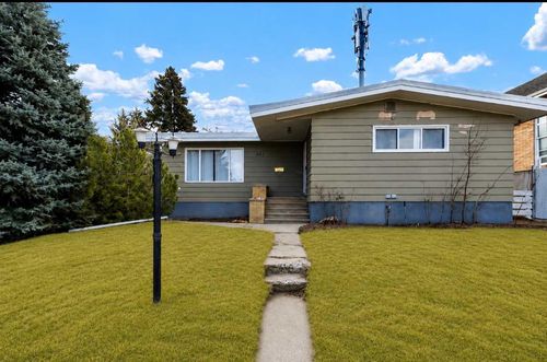 261 9 St Sw, Medicine Hat, AB, T1A4N8 | Card Image