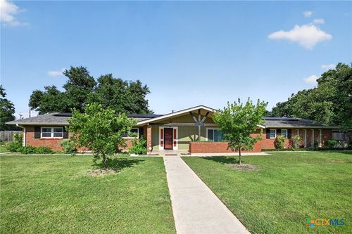 2210 N East St, Belton, TX, 76513-1644 | Card Image
