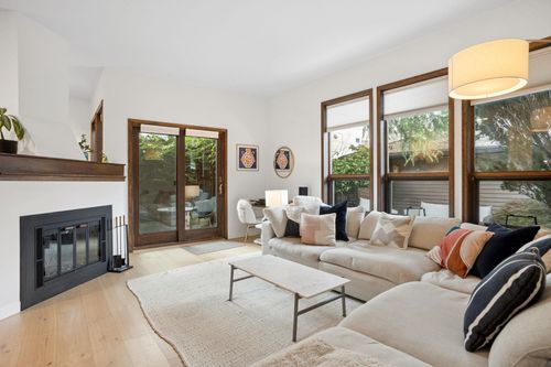 2421 Trafalgar St, Vancouver, BC, V6K3T2 | Card Image