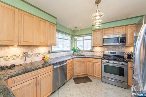 7 Wedgewood Dr, West Orange, NJ, 07052-2719 | Card Image