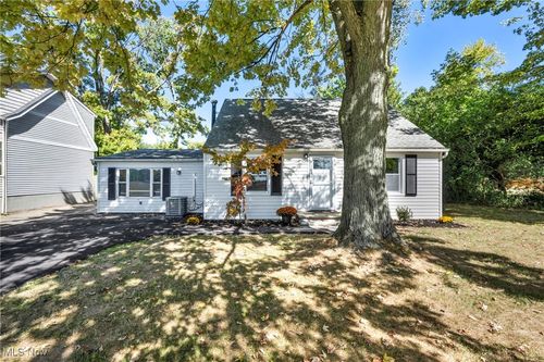 7325 Adkins Rd, Mentor, OH, 44060-5136 | Card Image