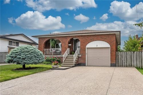 7 Oakland Dr, Hamilton, ON, L8E3R4 | Card Image