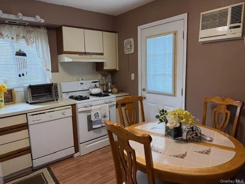 145 W 18th St, Deer Park, NY, 11729-4914 | Card Image