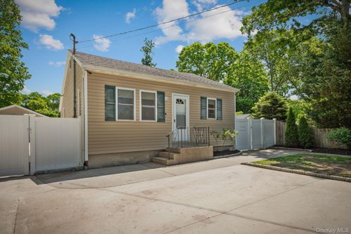 289 Magnolia Dr, Selden, NY, 11784-1331 | Card Image