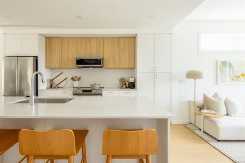 th10-3450 Whittier Ave, Victoria, BC, V8Z3R2 | Card Image