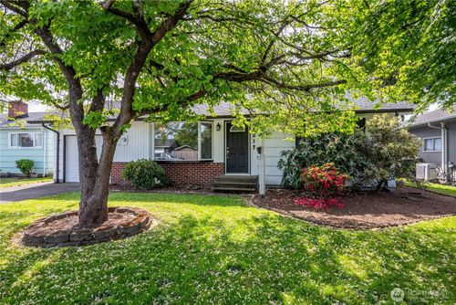 2017 28th Ave, Longview, WA, 98632-3520 | Card Image