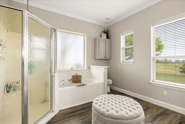 Separate shower and soaking tub | Image 14