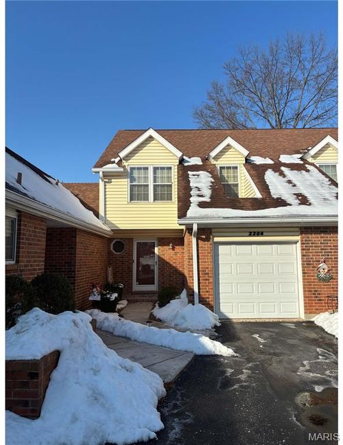 2284 Riverwood Trails Dr, Florissant, MO, 63031-8561 | Card Image