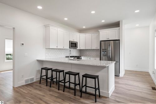 202 W Carpenter St, Charlevoix, MI, 49720-1614 | Card Image