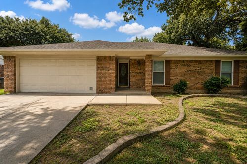 3902 Helmsford Dr, Arlington, TX, 76016-2704 | Card Image