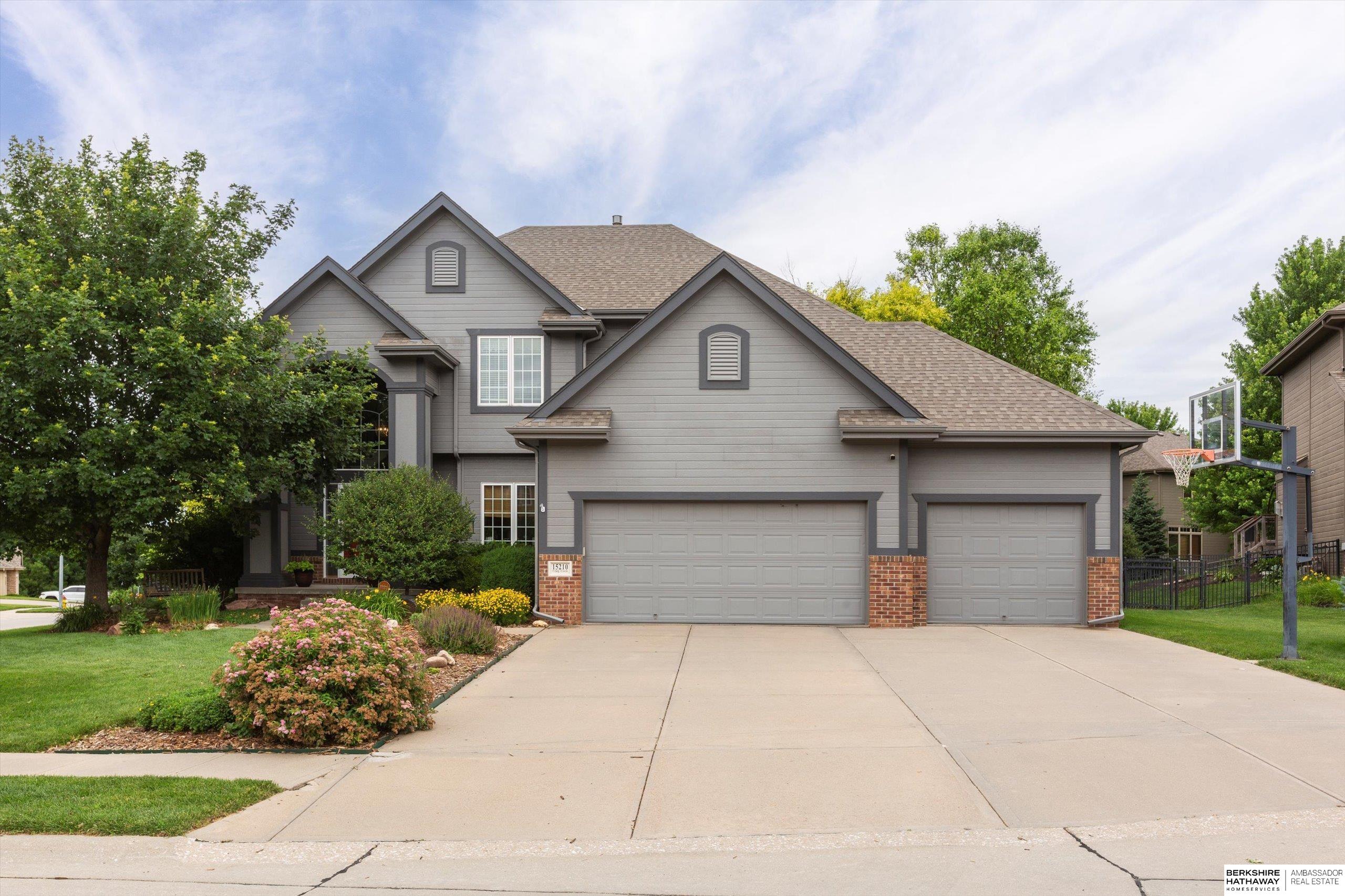 Craig Cir, Bennington, NE 68007
