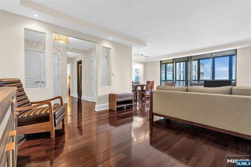 200 Winston Dr, Cliffside Park, NJ, 07010-3235 | Card Image