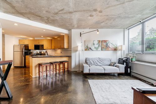 917 Station St, Vancouver, BC, V6A4J8 | Card Image