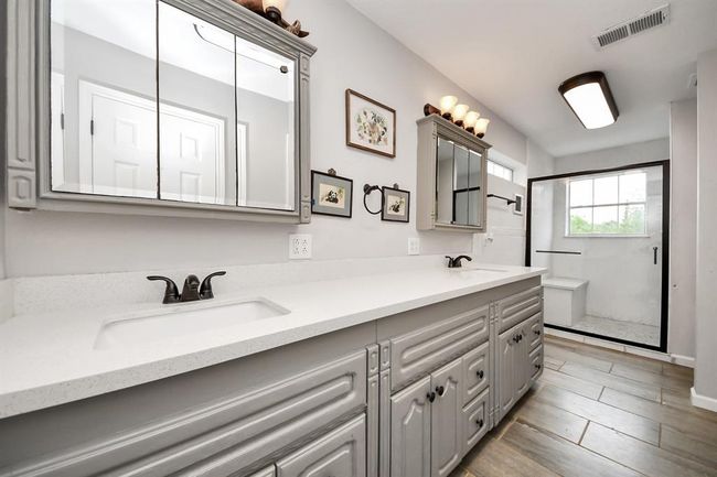 6502 S Highway 35, House other with 5 bedrooms, 3 bathrooms and 3 parking in Alvin TX | Image 25