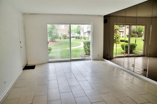 1e-9409 Bay Colony Dr, Des Plaines, IL, 60016-3683 | Card Image