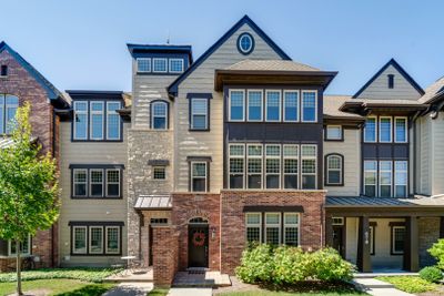 676 Parkside Court, Townhouse with 3 bedrooms, 2 bathrooms and 2 parking in Libertyville IL | Image 1