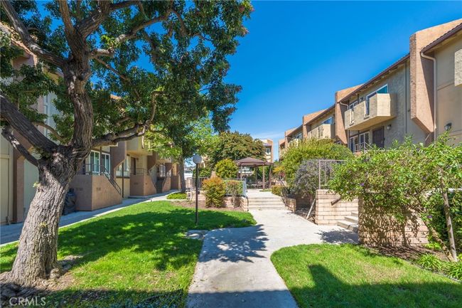 UNIT-11 - 2254 Gaviota Ave, Condo with 2 bedrooms, 3 bathrooms and 2 parking in Signal Hill CA | Image 4