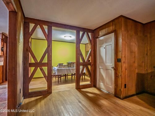 1812 Farrish Gravel Rd, Batesville, MS, 38606-8218 | Card Image