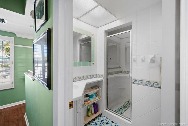 Guest bathroom upstairs | Image 26