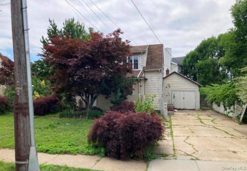 40 East Ave, Freeport, NY, 11520-4524 | Card Image