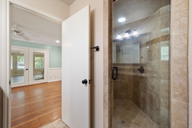 Large tiled shower | Image 22