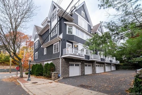 39 1st St, Pelham, NY, 10803-1402 | Card Image