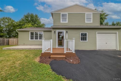 4211 Inverrary Dr, Liverpool, NY, 13090-1611 | Card Image