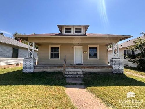 411 E Wyatt St, Herington, KS, 67449-2233 | Card Image