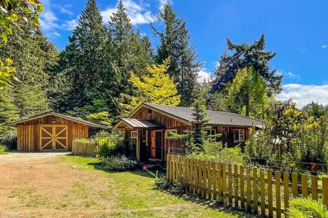 833 Byng Road, House other with 3 bedrooms, 2 bathrooms and null parking in Roberts Creek BC | Image 1