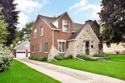 1713 Taylor Ln, West Bend, WI, 53090-1918 | Card Image