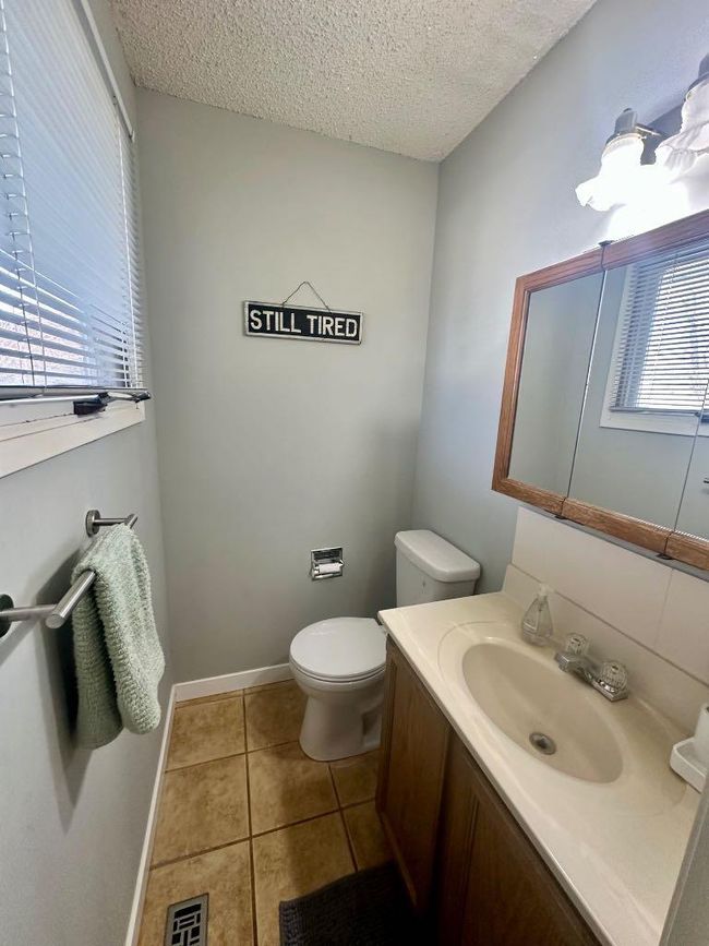 27 Laval Pl W, House detached with 6 bedrooms, 2 bathrooms and 4 parking in Lethbridge AB | Image 12