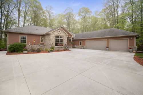 84 King Oak Ct, Random Lake, WI, 53075-1686 | Card Image