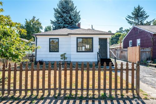 228 24th Ave, Longview, WA, 98632-1212 | Card Image
