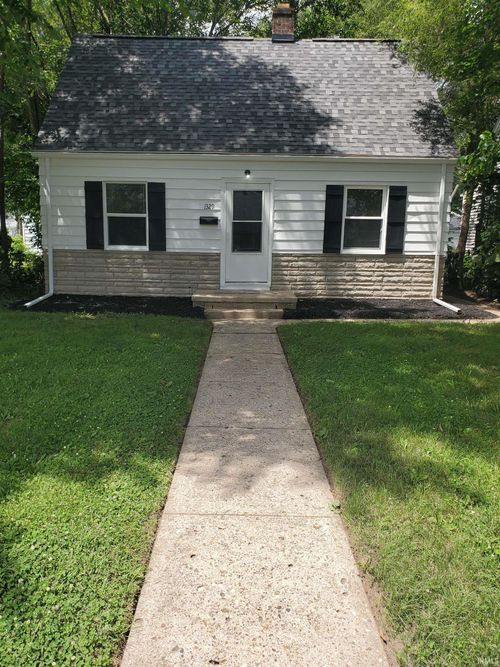 1329 N Meade St, South Bend, IN, 46628-2832 | Card Image