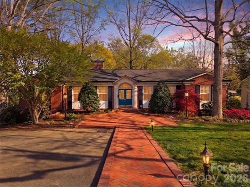 1064 6th Ave Nw, Hickory, NC, 28601-3402 | Card Image