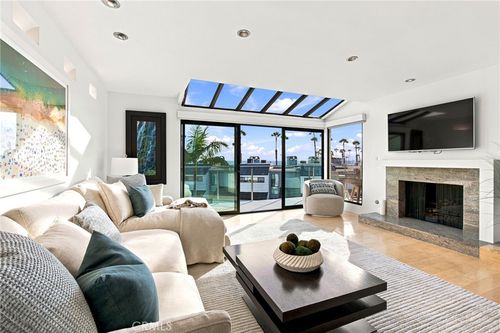 28 Sea Colony Dr, Santa Monica, CA, 90405 | Card Image